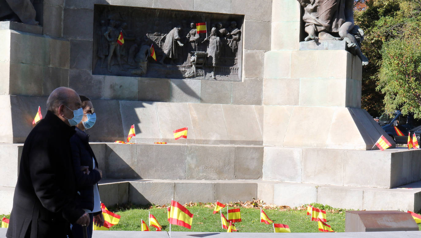 Fotos: Manifestación en Valladolid con motivo de la Fiesta Nacional