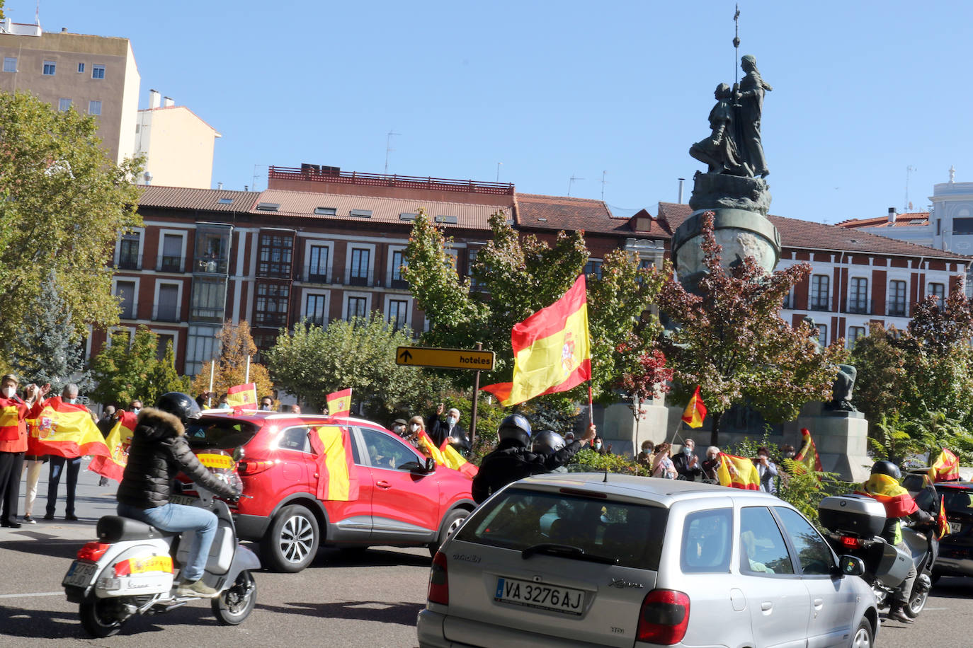 Fotos: Manifestación en Valladolid con motivo de la Fiesta Nacional