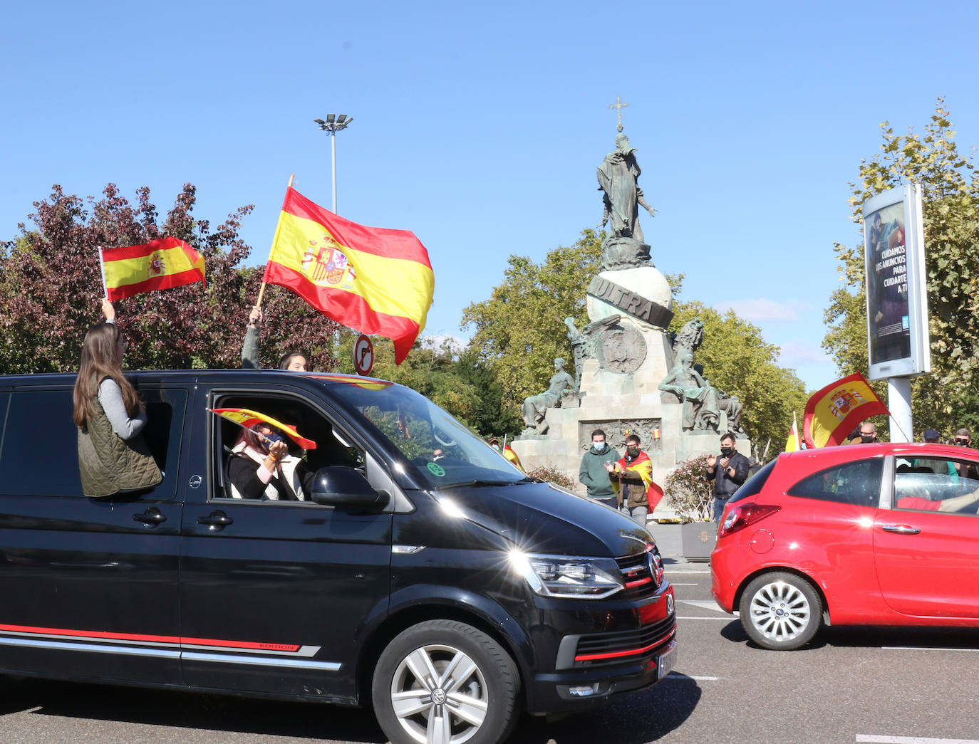 Fotos: Manifestación en Valladolid con motivo de la Fiesta Nacional
