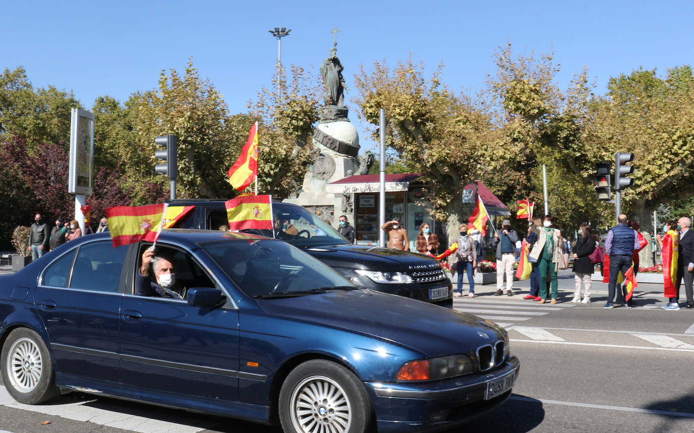 Fotos: Manifestación en Valladolid con motivo de la Fiesta Nacional