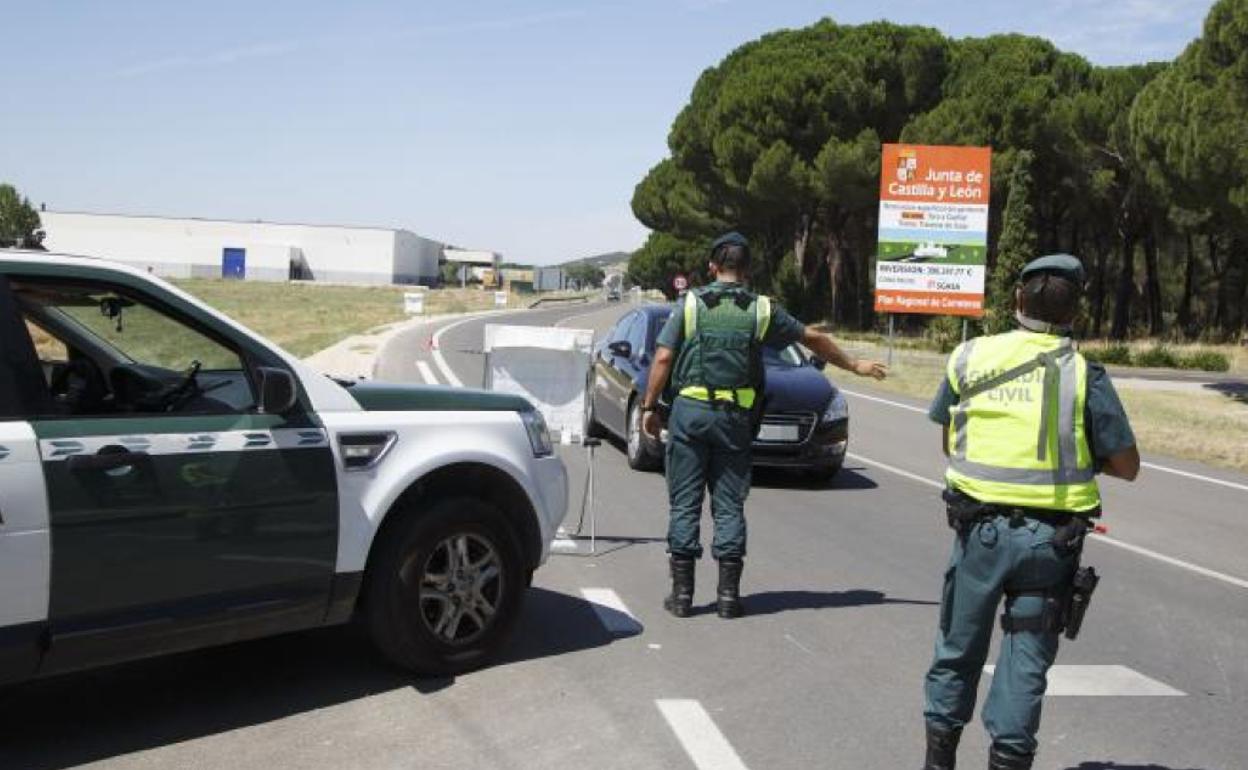 Agentes de la Guardia Civil, durante un control a la salida de Íscar, en el primer confinamiento.