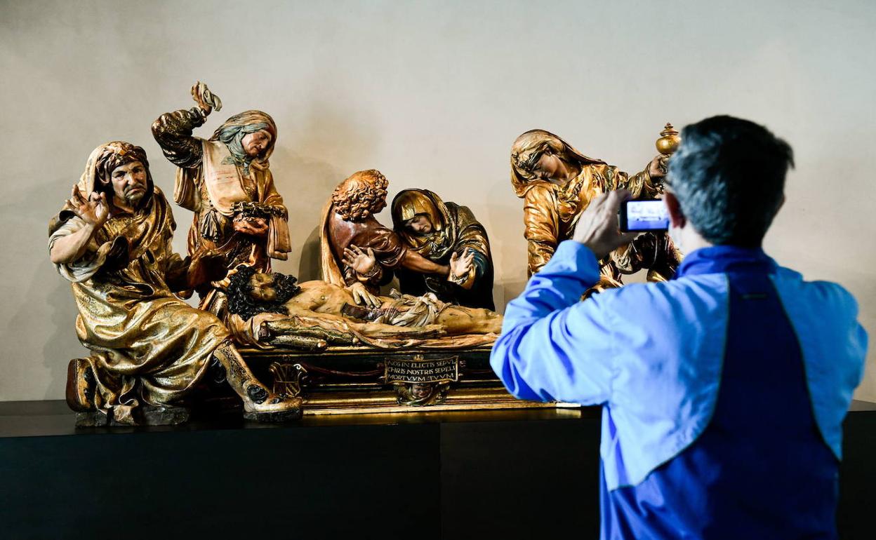 Un visitante en el Museo de Escutltura de Valladolid.