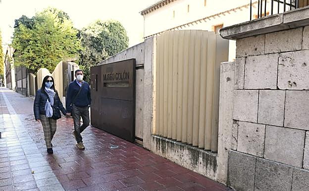 Una pareja pasea junto a la fachada de museo, este mediodía, ya sin rastro de la pintada. 