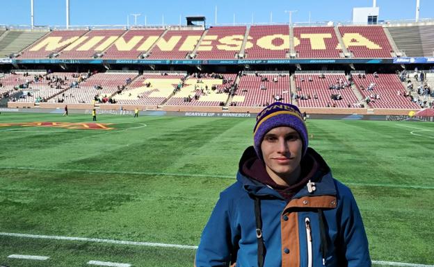 Enrique Monge en el TCF Bank Stadium.