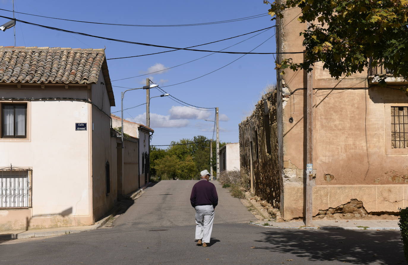 La Consejería de Sanidad ha decretado medidas específicas preventivas en relación con el contacto social en el municipio vallisoletano, durante los próximos 14 días se restringe la salida y entrada de la localidad salvo en el caso de aquellos desplazamientos, adecuadamente justificados