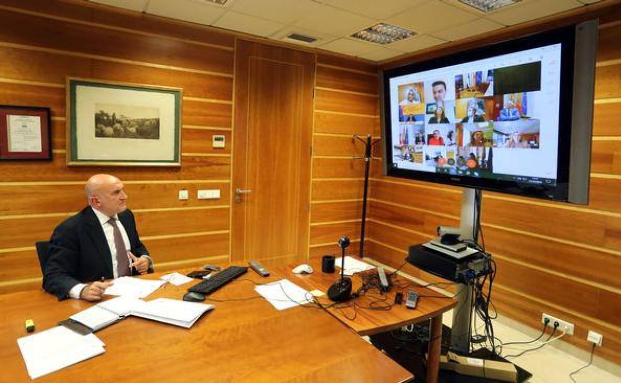 El consejero de Agricultura, durante la reunión. 