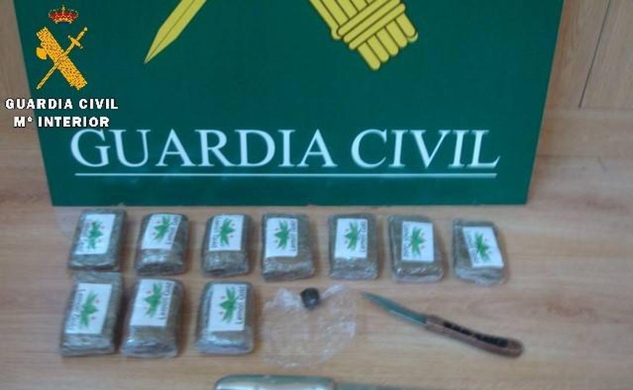 Droga incautada por la Guardia Civil en el asiento de atrás del vehículo. 