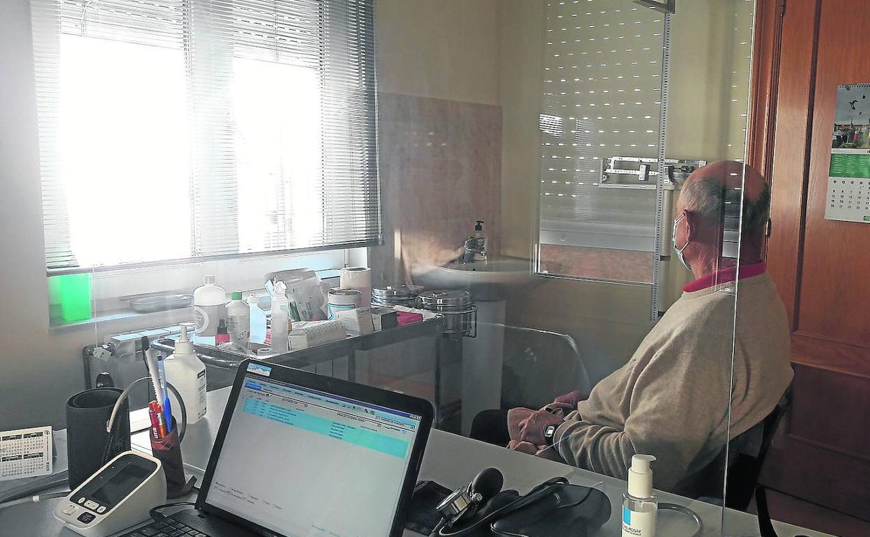 Un paciente, en el centro de salud de la Vid de Ojeda.