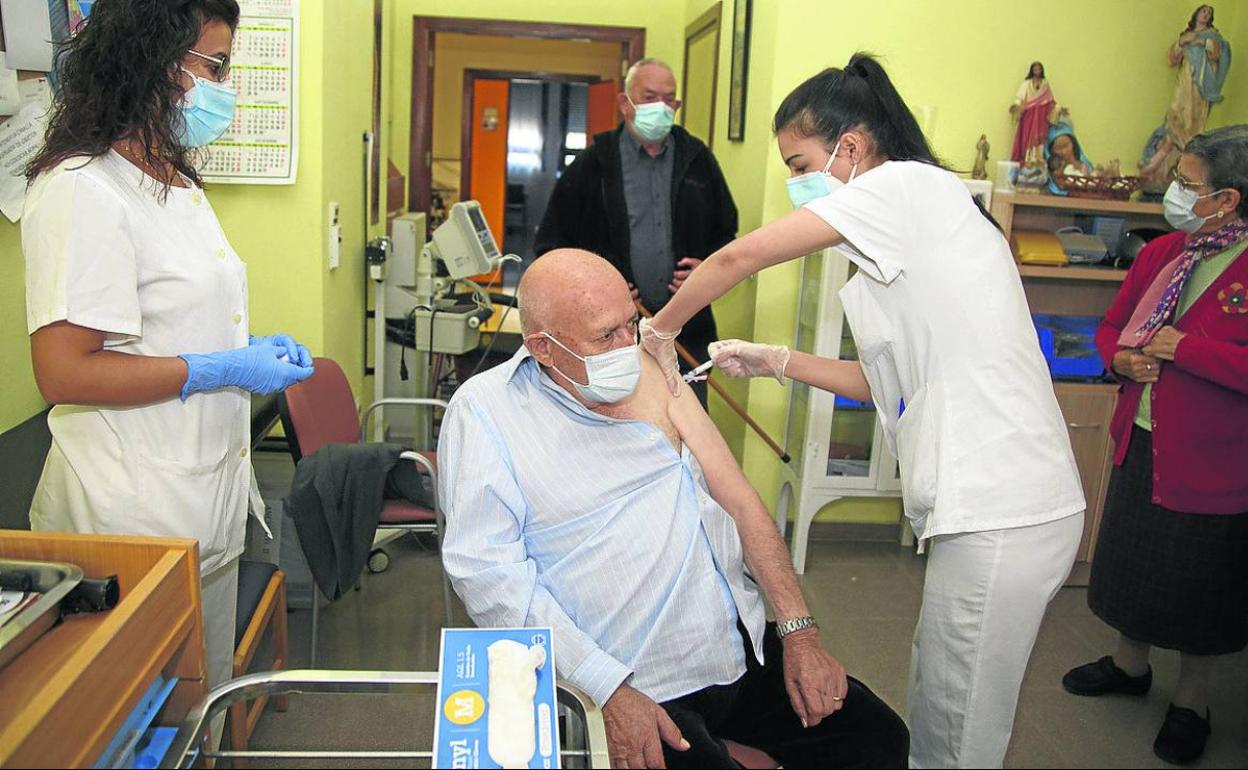 Personal del geriátrico Doctor Villacián vacunan a un residente, ayer, en el centro.