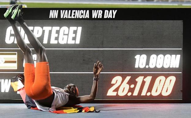 Joshua Cheptegei bate el récord del mundo de los 10.000 en Valencia. 