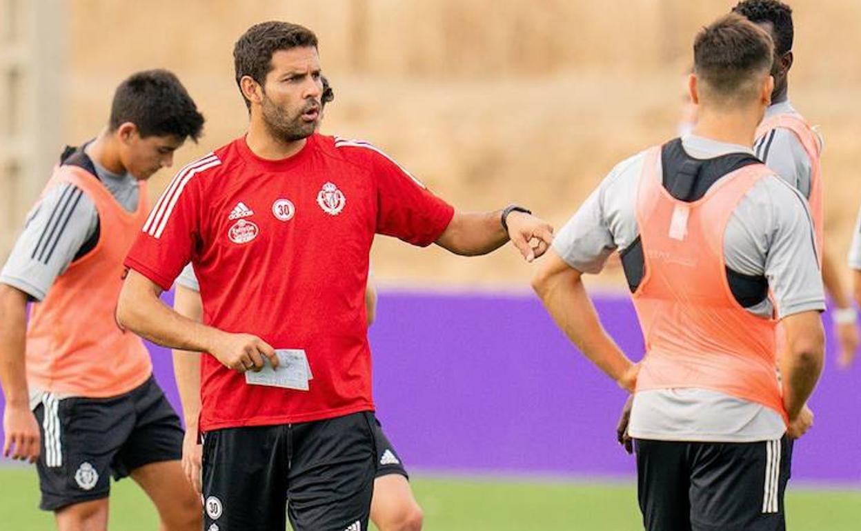 Javier Baraja da indicaciones a sus jugadores durante la pretemporada