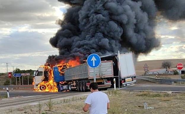 Los camiones implicados en el siniestro.