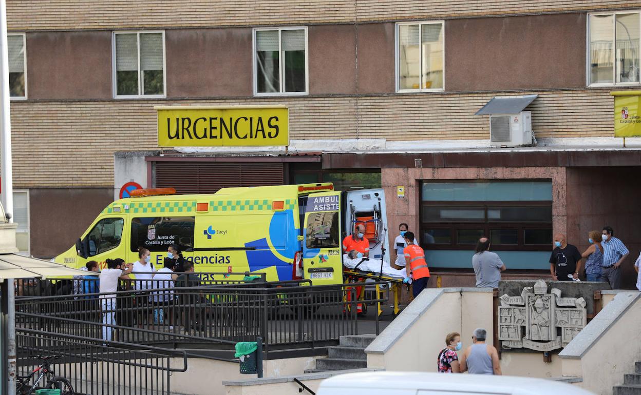 Traslado de un paciente en el hospital de Salamanca.