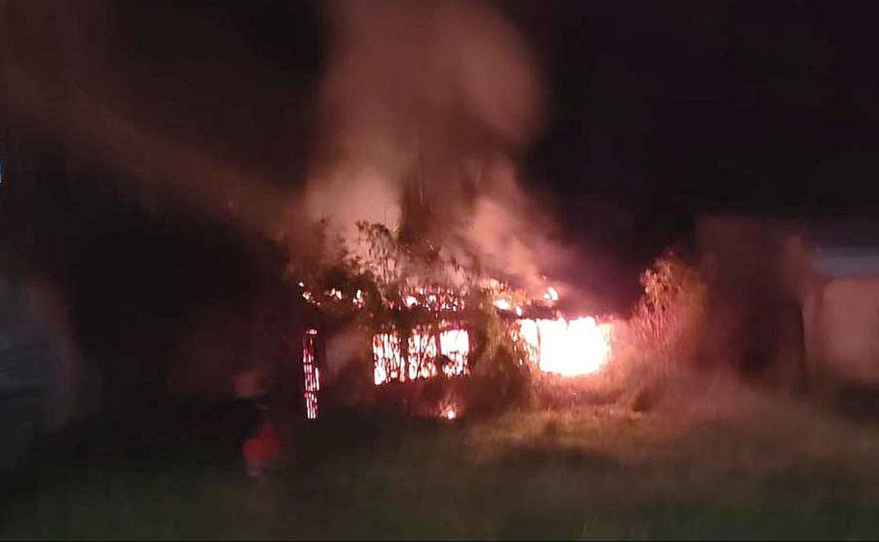 El incendio podría haber sido provocado de forma intencionada. En la fotografía, el momento en el que las llamas se apoderan de toda la estructura.