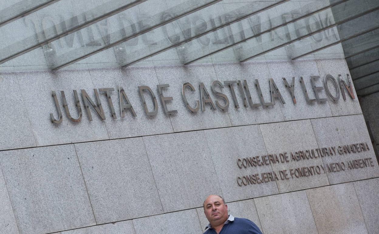 Un hombre camina por delante de una de las dependencias de la Junta.