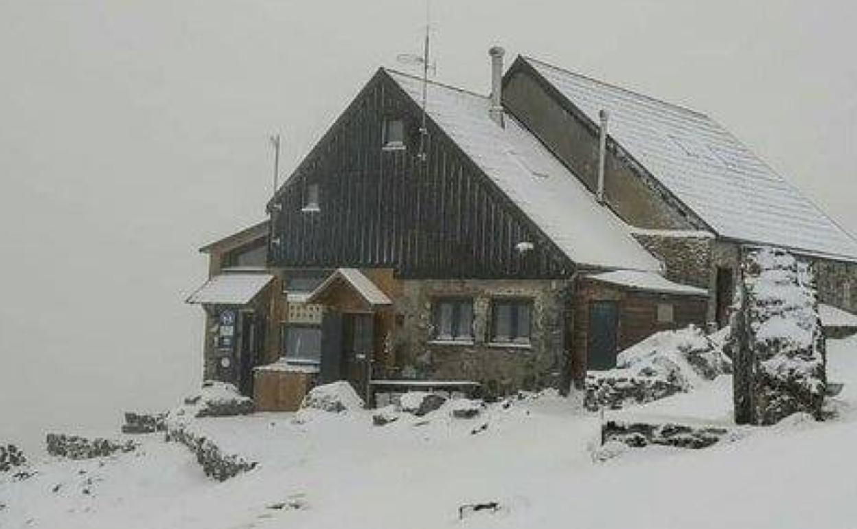 El refugio de Collado Jermoso, cubierto de nieve. / GUARDAS DEL REFUGIO