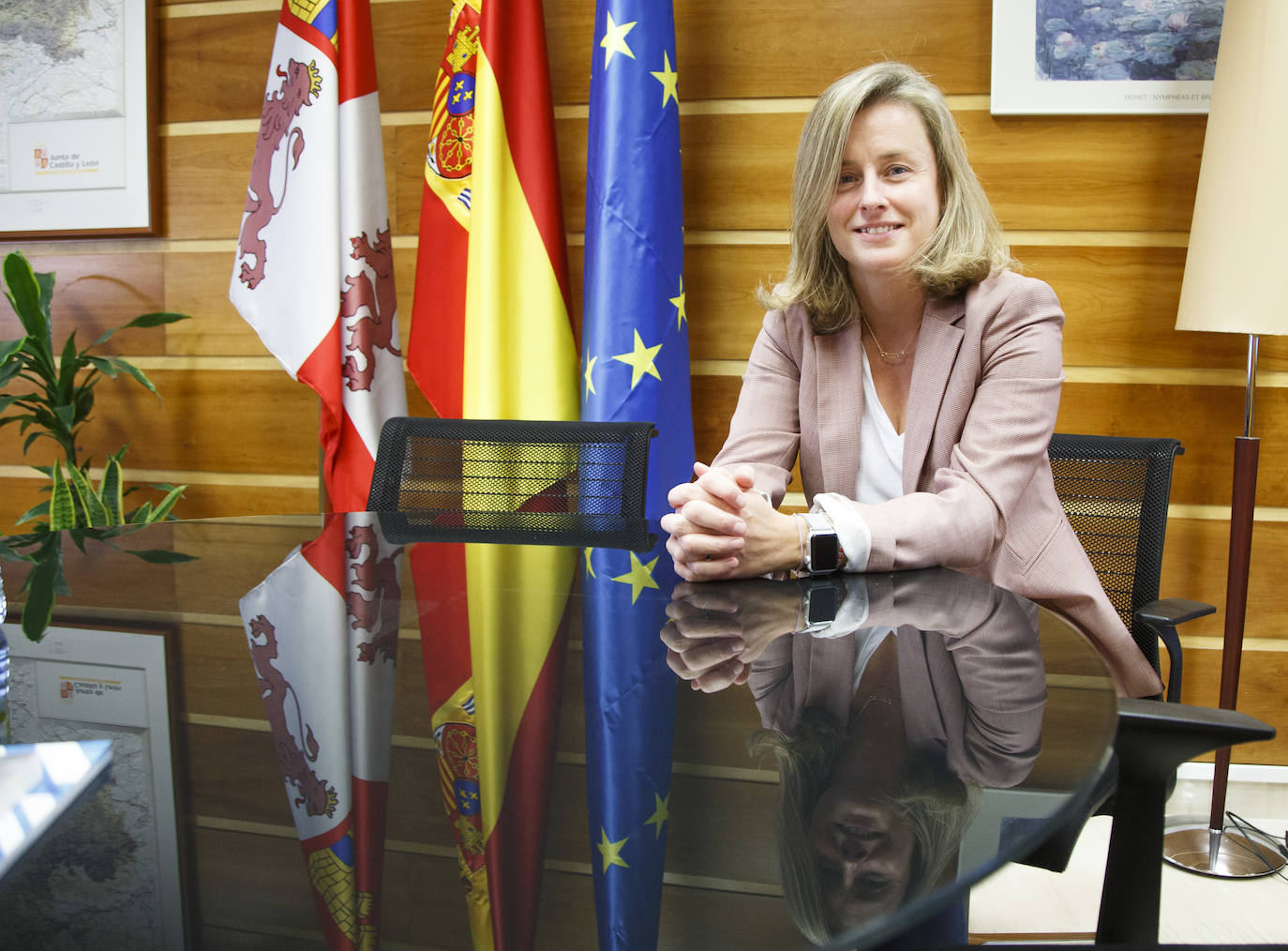 La directora general Elena Álvarez en la Consejería de Fomento y Medio Ambiente.