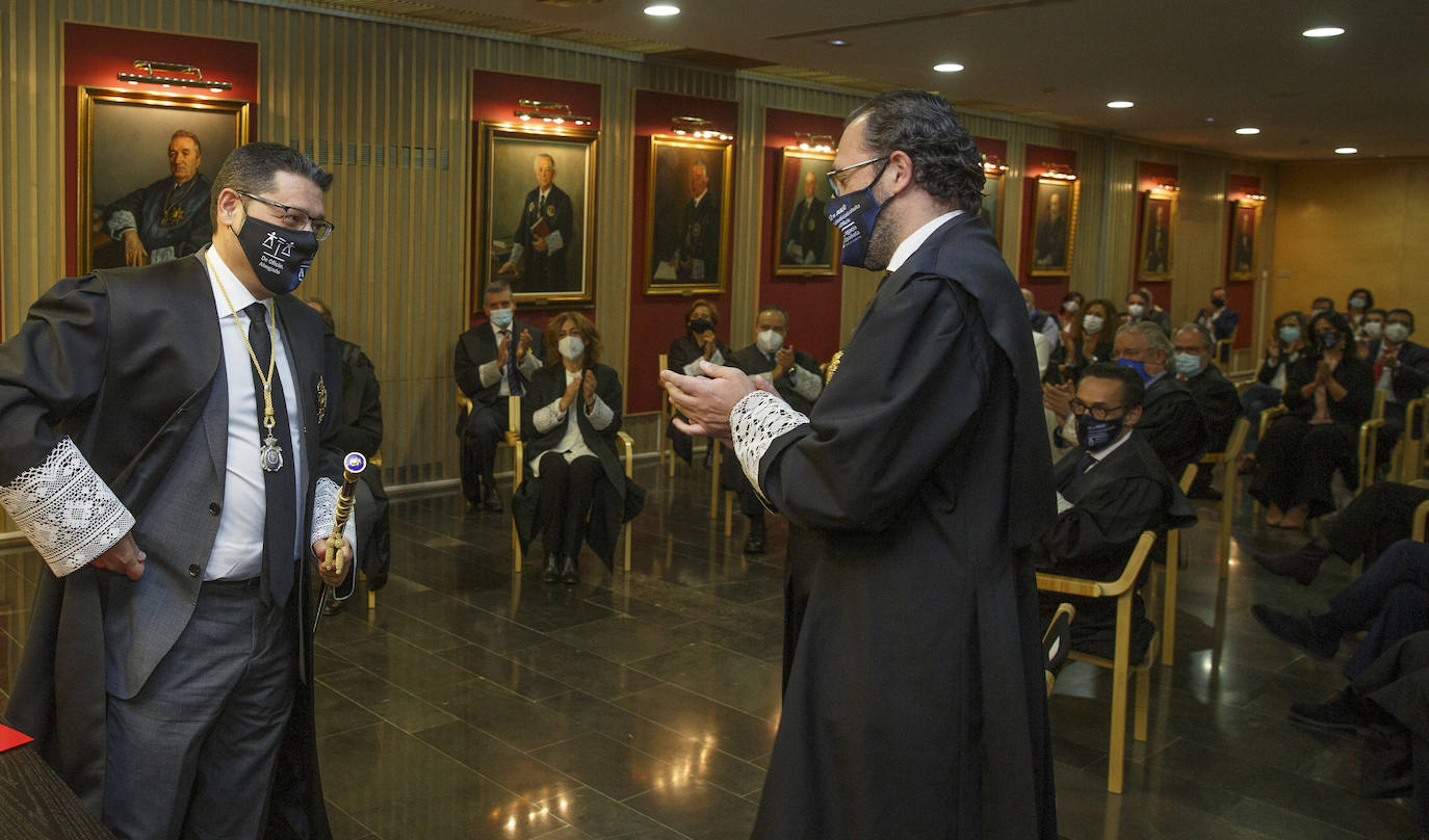 El Colegio de Abogados de Valladolid (Icava) acogió hoy la toma de posesión de Javier Martín como nuevo decano. Junto a él, juraron sus cargos para los próximos cuatro años los seis miembros de su candidatura.