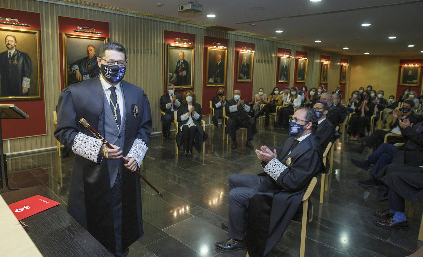 El Colegio de Abogados de Valladolid (Icava) acogió hoy la toma de posesión de Javier Martín como nuevo decano. Junto a él, juraron sus cargos para los próximos cuatro años los seis miembros de su candidatura.