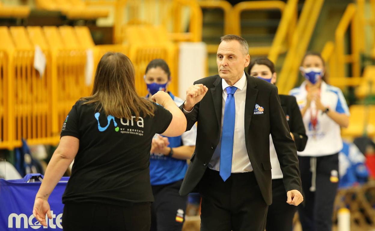 Roberto Íñiguez saluda a la entrenadora de Araski en el partido celebrado en Würzburg.