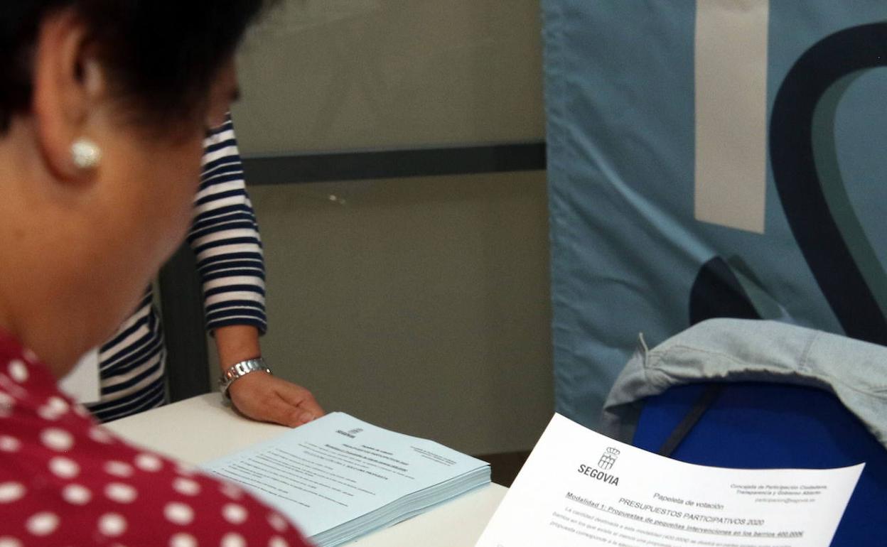 Una mujer repasa las opciones de la convocatoria de 2019. 