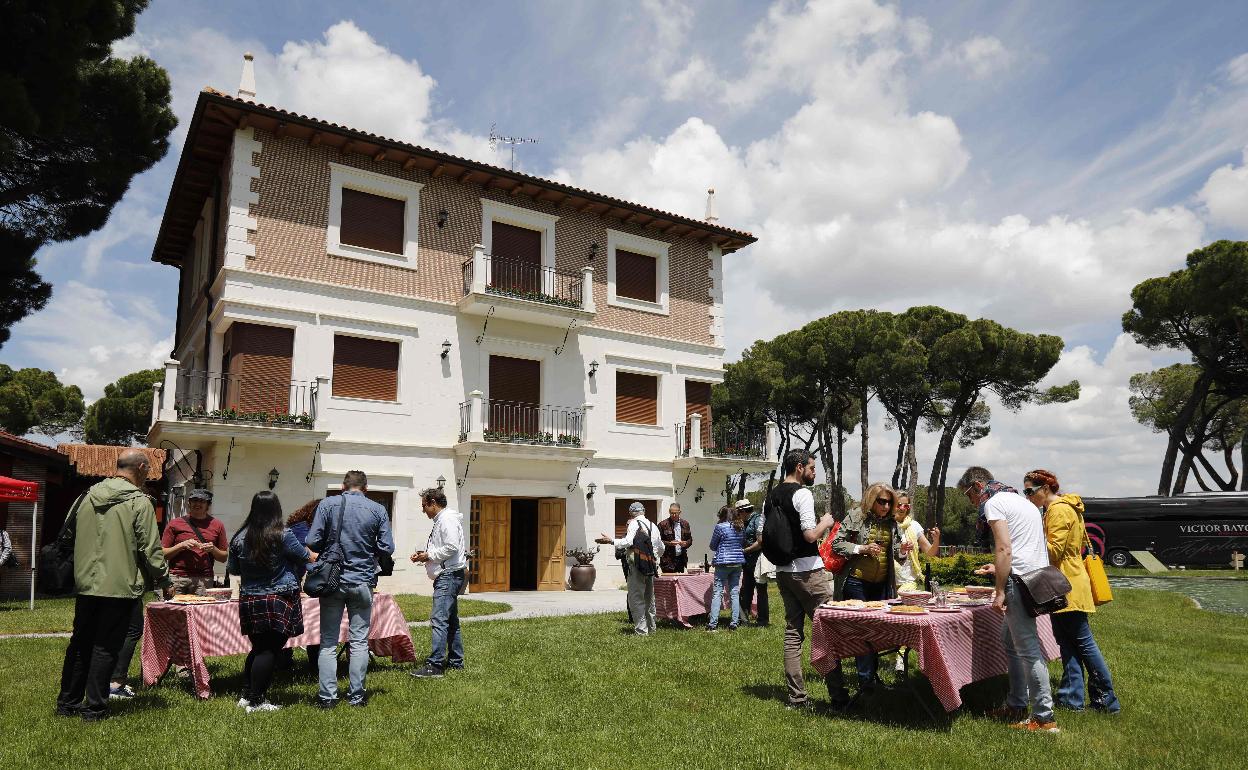 Enoturistas catan vinos y almuerzan un picnic en Bodega Finca Villacreces, Quintanilla de Onésimo (Valladolid). 