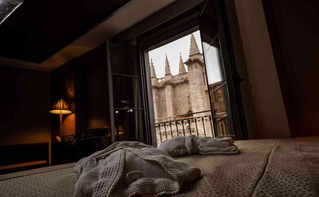 Vista de la iglesia de La Antigua en Valladolid desde una habitación del hotel Nexus. 