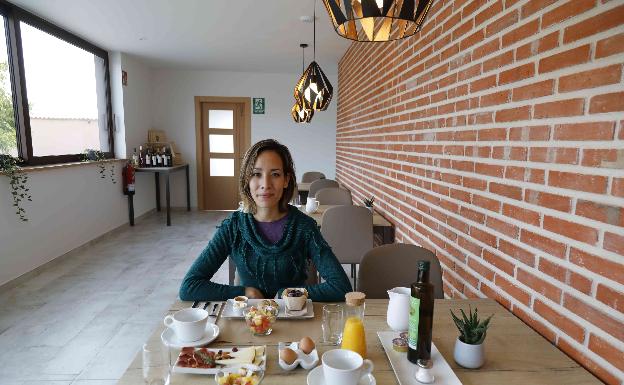 Repiso posa ante el apetitoso desayuno que ofrece a sus clientes. 