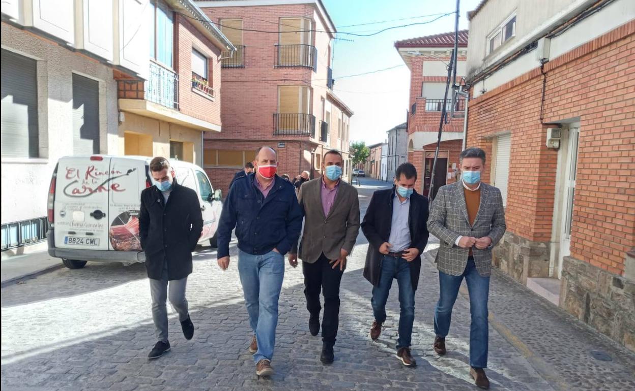 Luis Tudanca (segundo por la derecha) camina por una calle de Coca junto a otros cargos socialistas. 