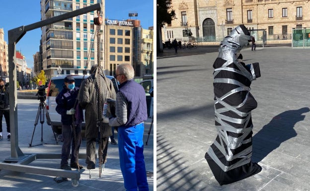 Trabajos para instalar la estatua de Miguel Delibes en la plaza de Zorrilla. 