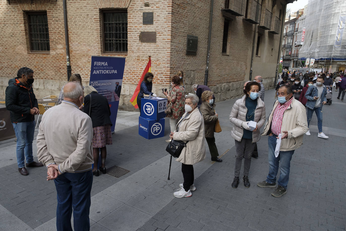 Mucha gente en la calle y bastante menos en los bares, sobre todo en el interior, antes de que llegue una semana en la que se anuncian lluvias.