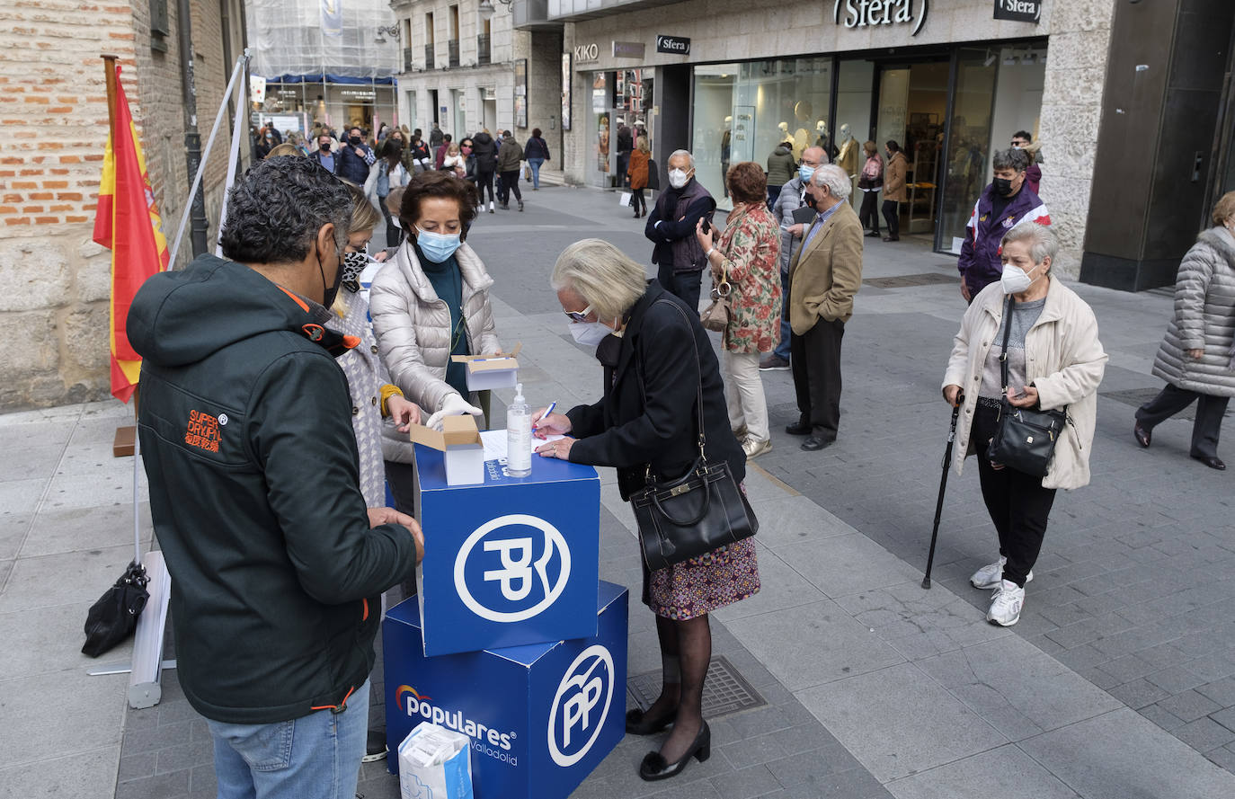 Mucha gente en la calle y bastante menos en los bares, sobre todo en el interior, antes de que llegue una semana en la que se anuncian lluvias.