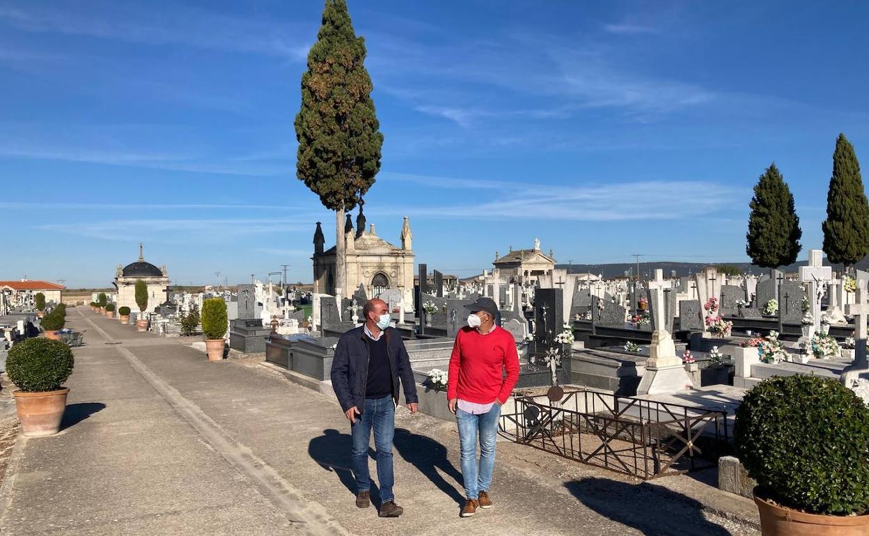 Ramón Sastre y Jesús Caridad ayer en el cementerio municipal. 