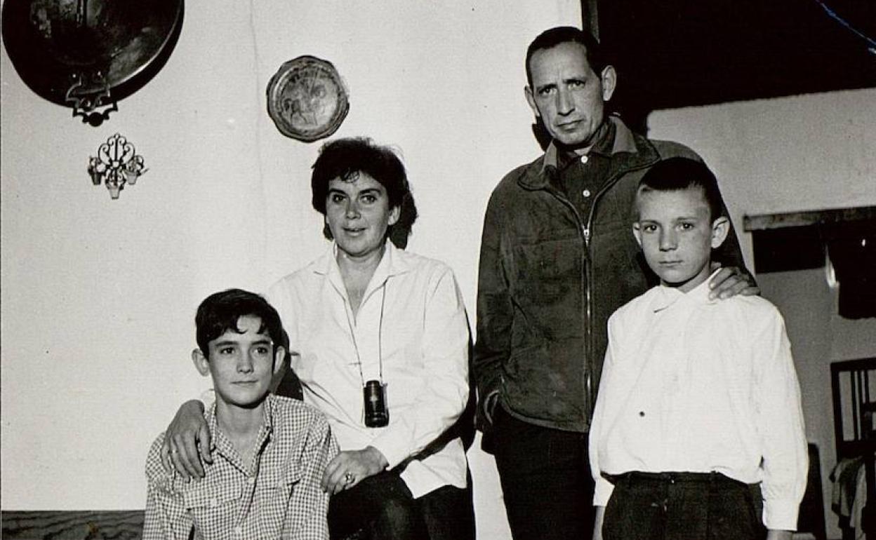 Miguel Delibes, con varios actores de la película 'El camino', de Ana Mariscal.