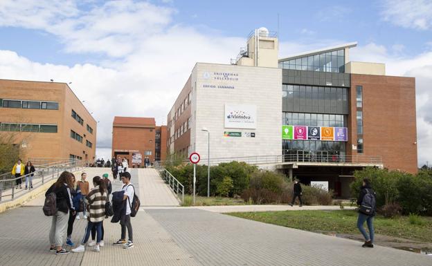 Imagen principal - Arriba, campus universitario Miguel Delibes. Abajo, a la izquierda, fachada del Centro Cultural Miguel Delibes; a la derecha, vista interior del Estado José Zorrilla.