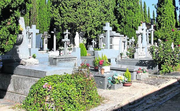 Tumbas en el cementerio de Segovia. 