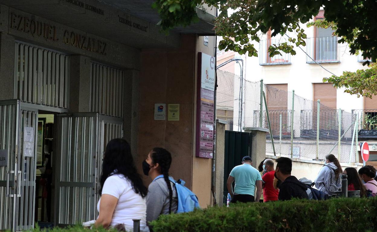 Alumnos en la puerta del instituto Ezequiel González de Segovia. 