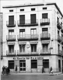 Imagen secundaria 2 - Arriba, en el Teatro Calderón hay una sala llamada Miguel Delibes. Abajo, a la izquierda, casa donde nació Delibes, Recoletos, 12; a la derecha, El Norte, en Duque de la Victoria.
