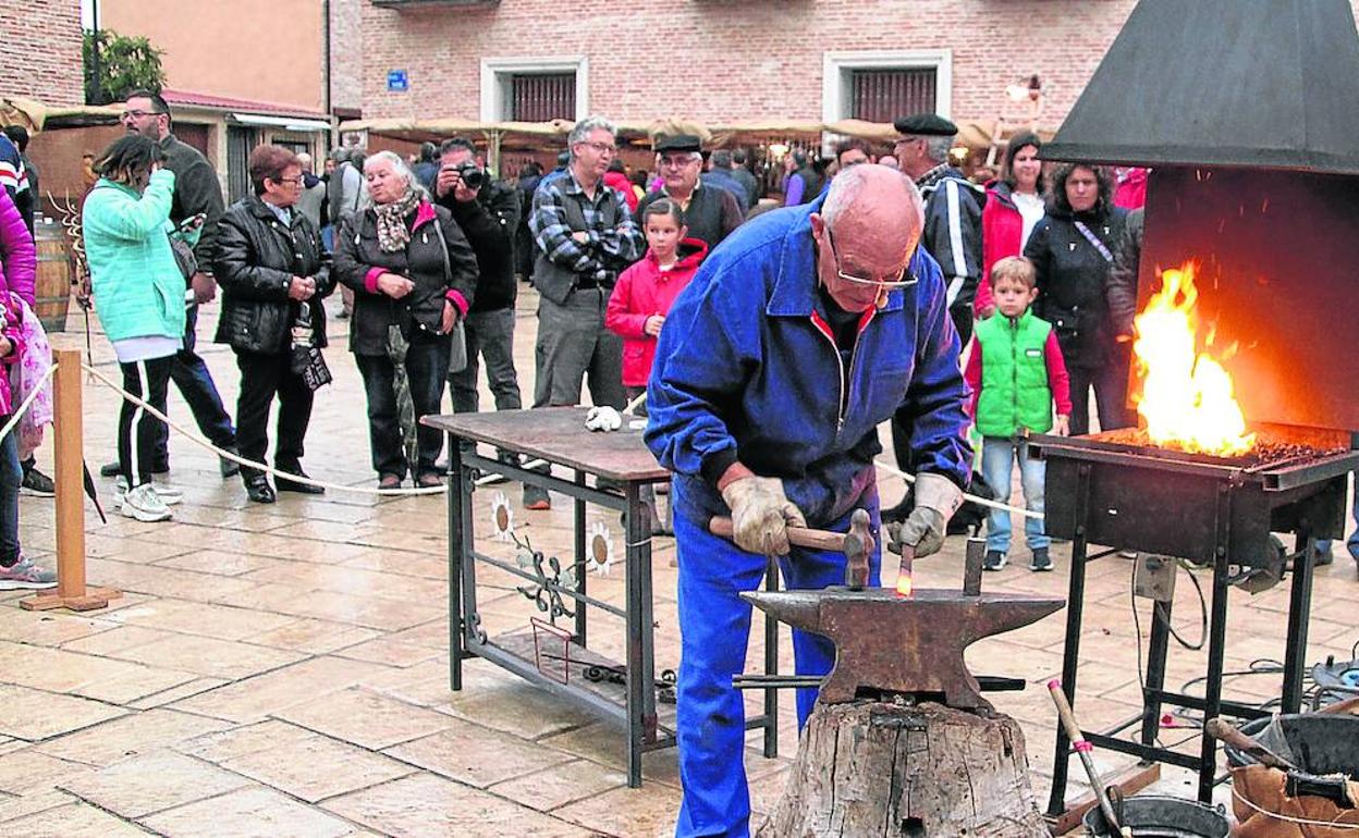 Un herrero enseña los trabajos de forja en una anterior edición de la Feria de Oficios Aldeanueva, de Villanueva de Duero.