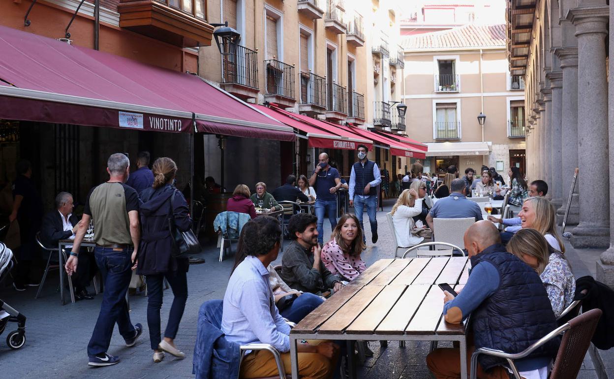 Terrazas en la Calle Campanas de Valladolid.