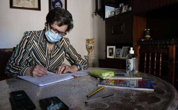 Imagen principal - Teresa Gutiérrez (arriba), en su casa de La Parrilla. Debajo, Adela Cabezas, en su domicilio de Valladolid, y el jubilado de Herrín de Campos José Luis del Rey.