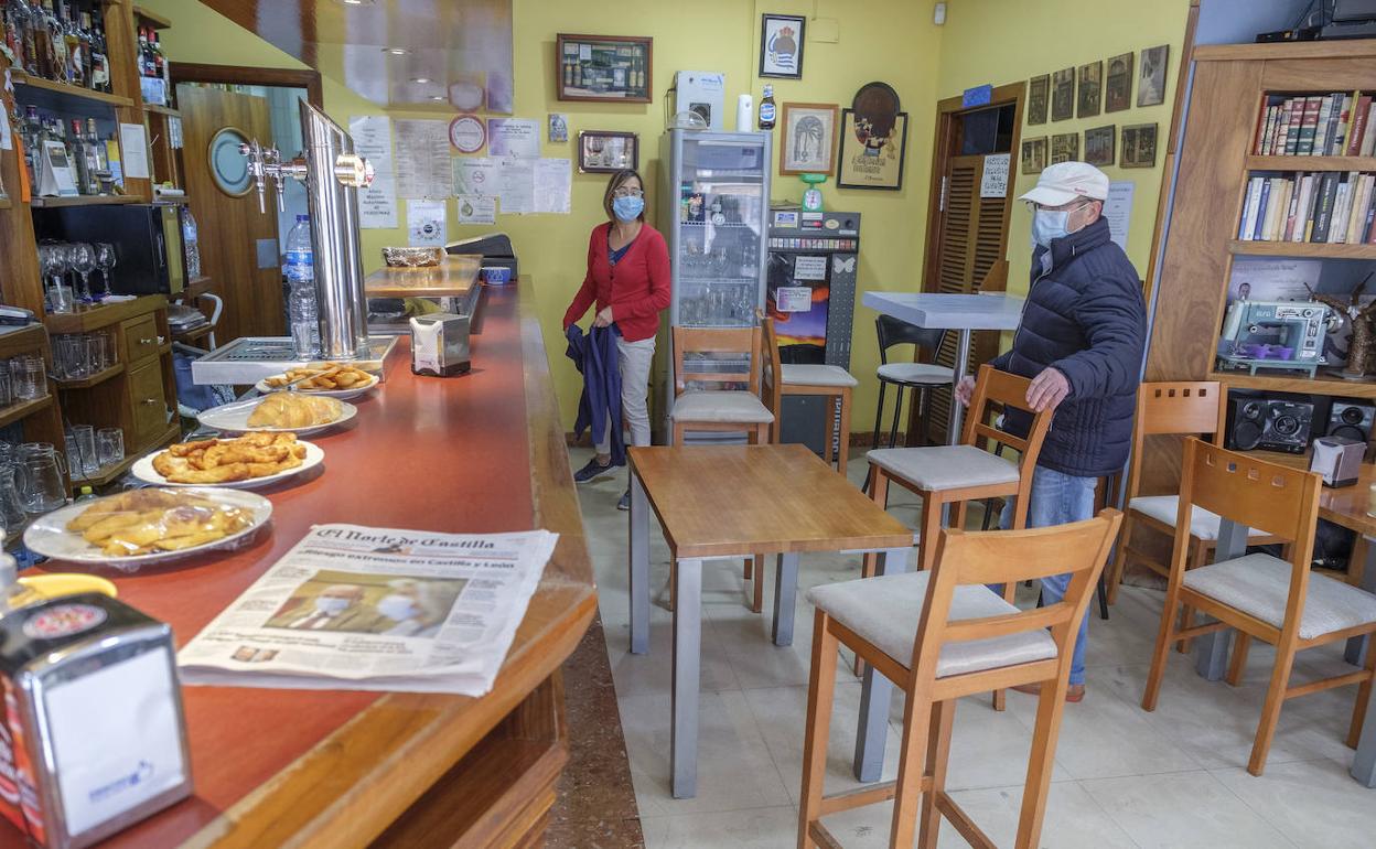 Un bar de Valladolid sin apenas clientes.