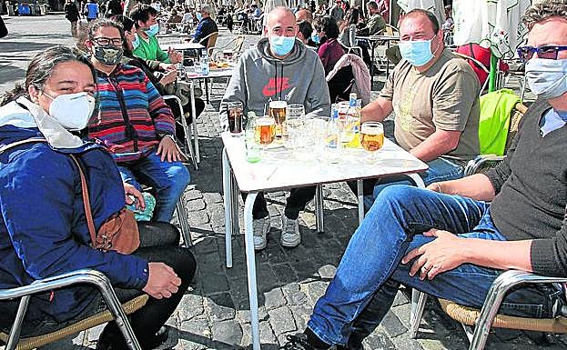 Elena, Orbayo, Pablo, Ángel y Daniel, ayer, tomando el aperitivo. 