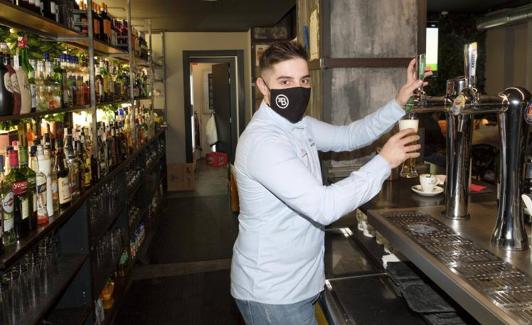 Víctor Díez, en el bar Bambino de Laguna de Duero. 