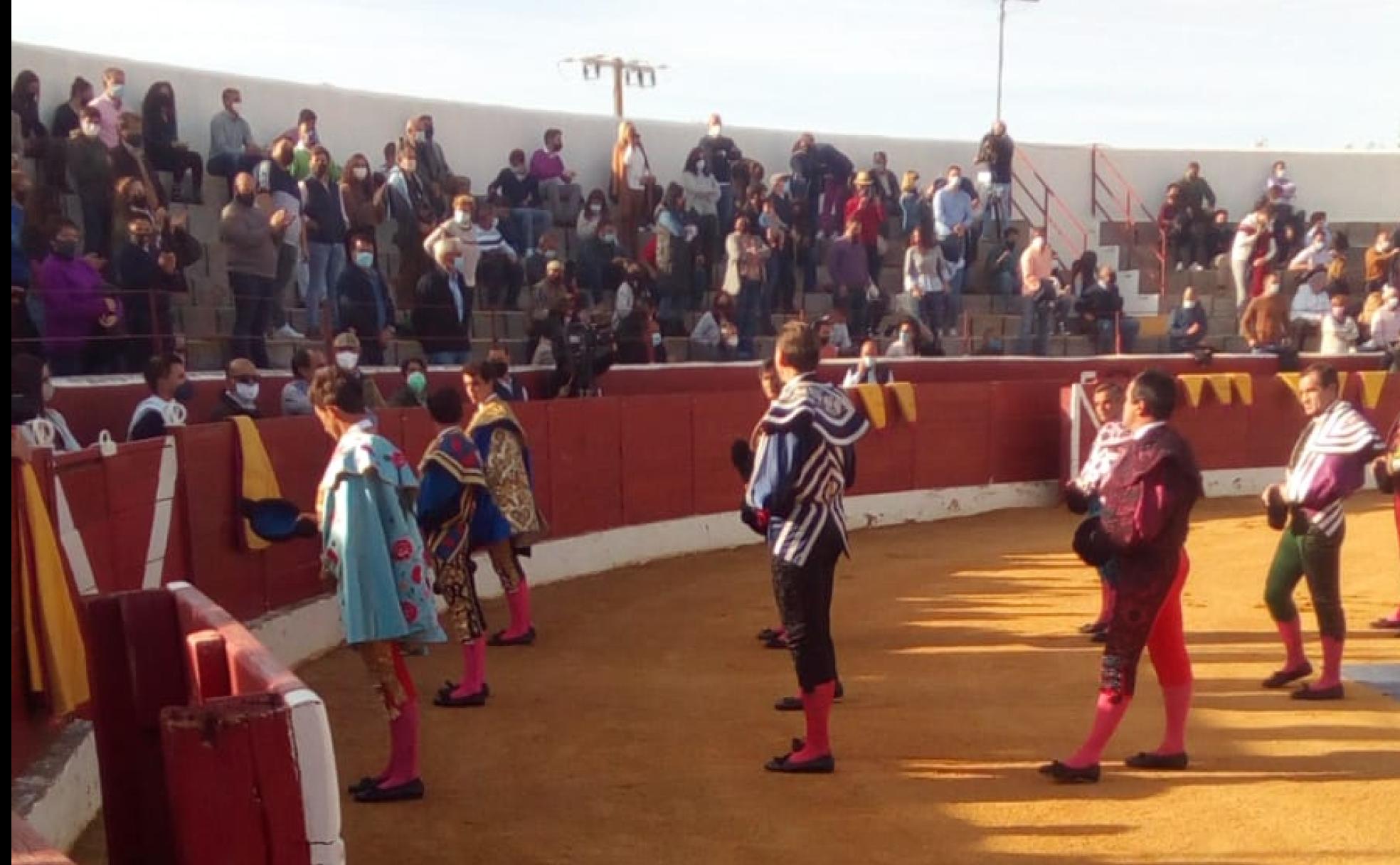 Paseíllo de los participantes en la novillada. 