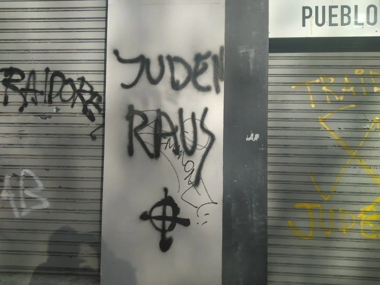 Imagen principal - La sede del PSOE en Burgos aparece con pintadas de «traidores» y «Juden Raus»