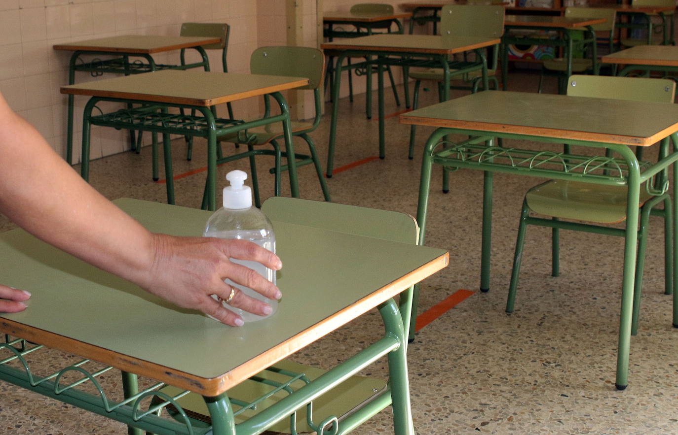 Preoarativos de desinfección en un aula del colegio Padre Claret de Segovia este curso. 