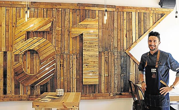 El cocinero David Izquierdo posa en su restaurante arandino El 51 del Sol. 
