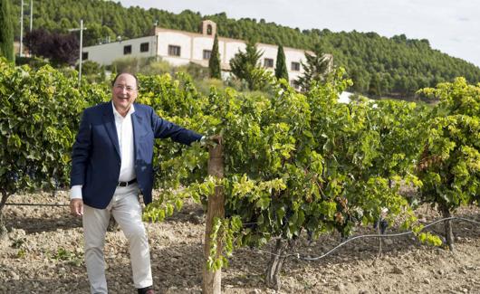 Carlos Moro posa en el viñedo que rodea la recien reformada Bodega Matarromera, la primera fundada por el grupo familiar. 