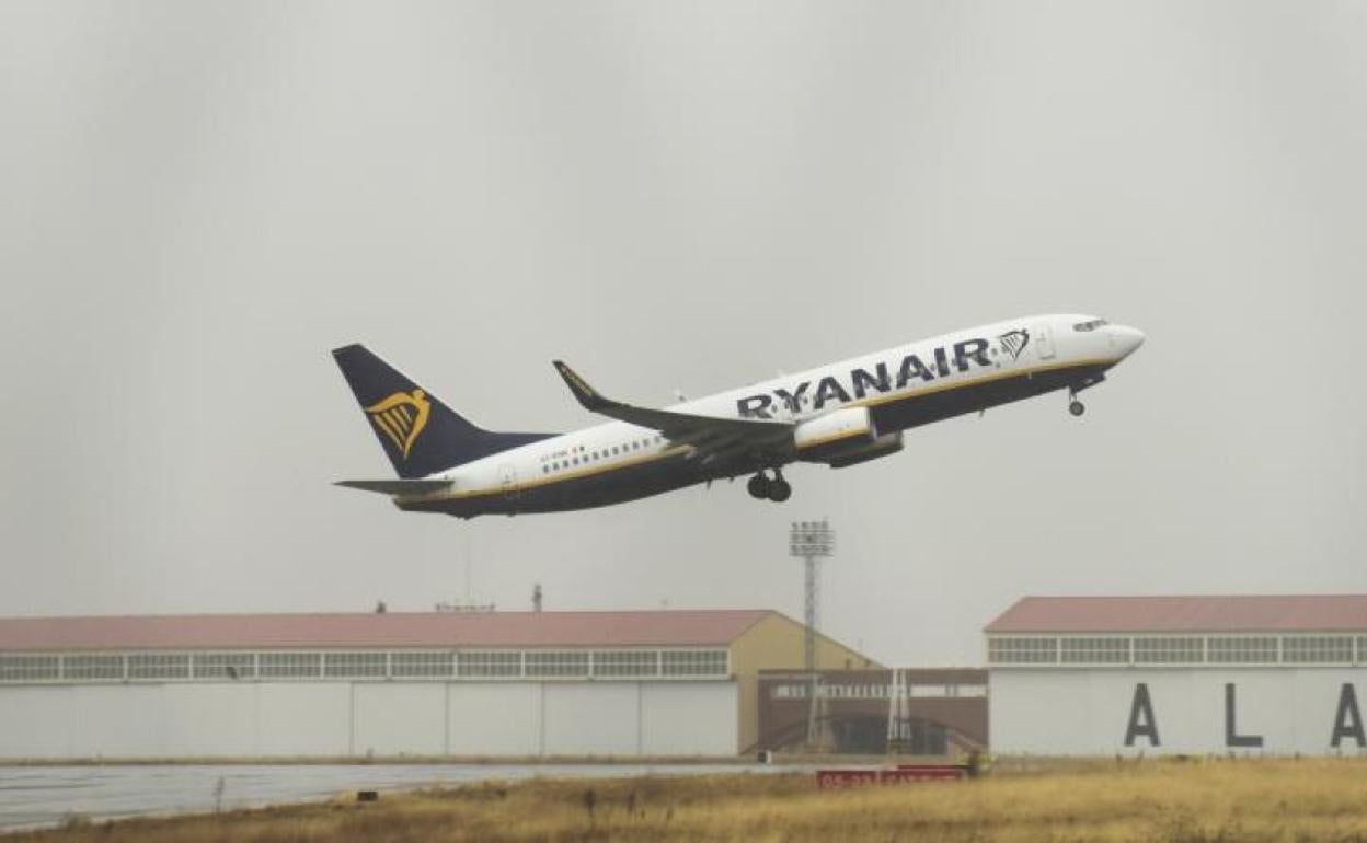 El avión de Ryanair con destino Barcelona despega ayer por la tarde del aeropuerto de Villanubla.